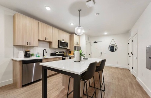 East Liberty Apartment | 1BR/1BA with Gym Access Near UPMC & Carnegie Uni.