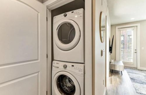 Downtown Salt Lake City Apartment | 1min Delta - Salt Palace - King Bed - Gym - Parking