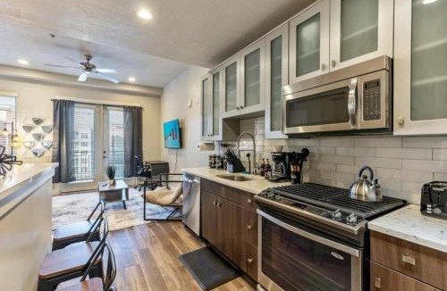 Downtown Salt Lake City Apartment | 1min Delta - Salt Palace - King Bed - Gym - Parking