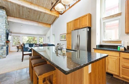 Peak 9 House | 2 BDR Snodallion Condo Columbine Pool and Hot Tub