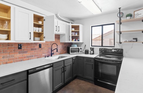 La Verkin House | 2 Bed 1 Bath Spacious Suite - Sleeps 8 - Near Zion- Pet & Fam Friendly