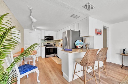 Cortez House | 2 Bed with Beach Supplies, Trailer Space, Walk to Beach, Near IMG Academy