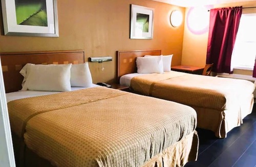 Governor's Walk Hotel | 2 Family Rooms near Railroad Square Art District | Free Parking & Pet Friendly!