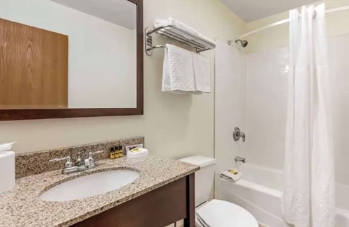 Eagle Hotel | 2-Floor Suite w/Indoor Pool Access & Free Breakfast| 5-Mins to Brush Creek Park