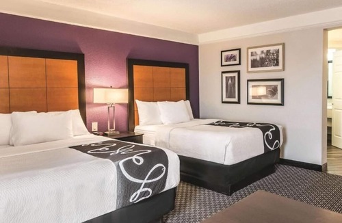 Airport North Hotel | 2 Full Beds | La Quinta Orlando | Ideal for Families | Pool | 2 Units