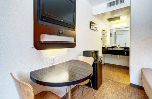 Dupont Apartment | 2 Full Beds|NS| Micfridge