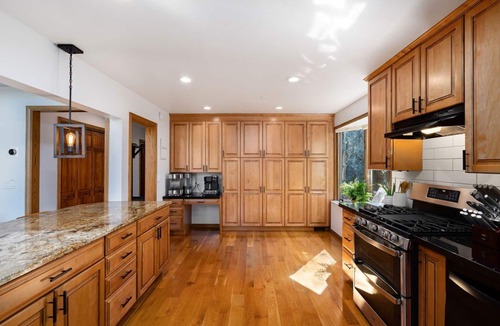 Sandy House | 2 Master Bedrooms - Mtn Views - King Beds - Ski - Hot Tub - GameRm - Amenities!