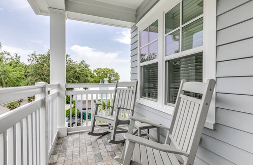 Mount Dora Apartment | 2 min walk to Downtown/KING BED/Golf Cart Rental/Pet Friendly!