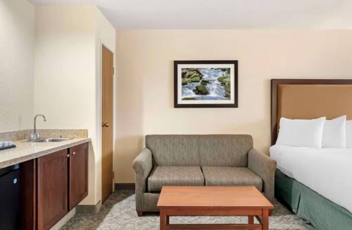 Eagle Hotel | 2 Pet-Friendly 2Floor Suite w/Free Breakfast | 6-Mins to Eagle Pool & Ice Rink
