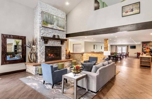 Eagle Hotel | 2 Pet-Friendly 2Floor Suite w/Free Breakfast | 6-Mins to Eagle Pool & Ice Rink