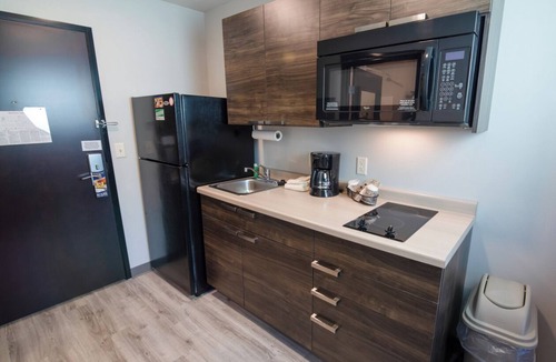 Deep Creek Hotel | 2 Queen Beds Room w/Kitchen Near Military Museum-6.4 miles | Free Parking