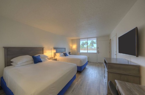 Fort Walton Beach Hotel | 2 Tropical Rooms Near Fort Walton Beach Park! Outdoor Pool Access!