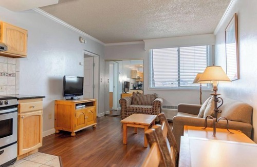 Steamboat Springs Hotel | 2 Units | 1BR Retreat w/Kitchen, Pool & Outdoor Adventure Nearby