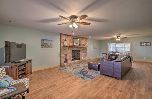 Earleton House | 20 Mi to UF Campus: Santa Fe Lake Escape w/Dock!