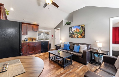 Manitou Springs Historic District Apartment | 2BR Apt. in Manitou Springs Steps to Incline/DT Hot Tub Parking Dog OK