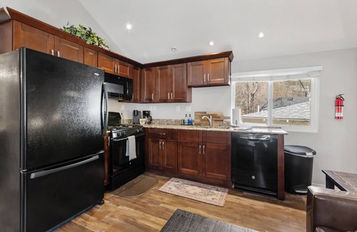 Manitou Springs Historic District Apartment | 2BR Apt. in Manitou Springs Steps to Incline/DT Hot Tub Parking Dog OK