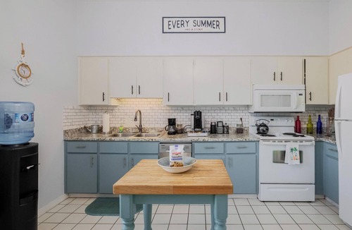 Saint Armands Key Apartment | 2BR Beachy Speakeasy In St Armand's w/Rooftop Deck. Walk to Lido Beach