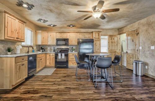 Colorado Springs House | 2BR Cottage with outdoor seating near Hiking & DT