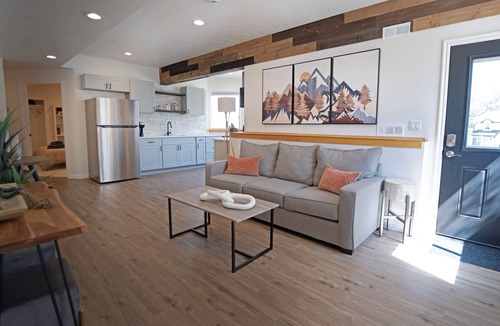 Sandy House | 2BR Mtn Escape | King Bed, Views & Summer Hikes