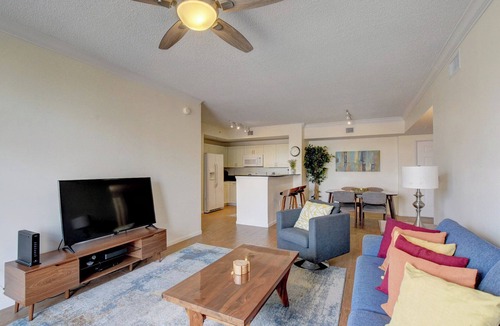 Downtown West Palm Beach Condo | 2BR Penthouse – Walk to CityPlace – Pool, Jacuzzi, Gym, Parking