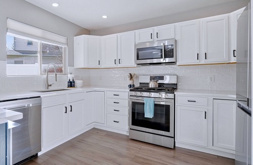 Grand Junction House | 2ce as nice! 2 king beds. 2 living rooms. Parks 4. Pets Ok. Kids playground, gym
