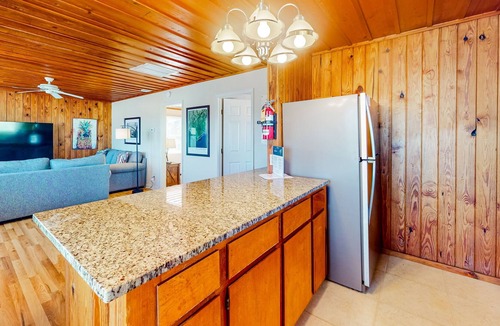 East End Cottage | 2nd-floor dog-friendly cottage near the beach with deck, WiFi, outdoor dining