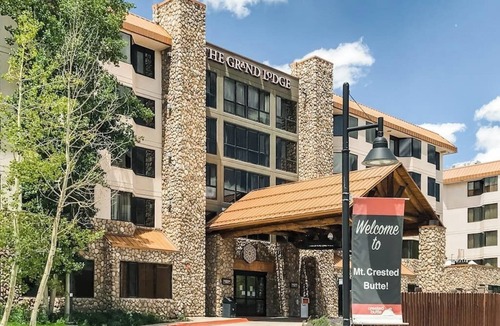 Mount Crested Butte Apartment | 2nd-Floor Studio w/Mtn Views, Shared Outdoor Hot Tub & Heated Pool, Washer/Dryer