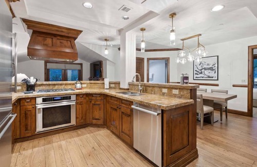 Aspen Resort | 3 Bedroom 3 Full Bathroom Luxury Residence in Aspen CO.
