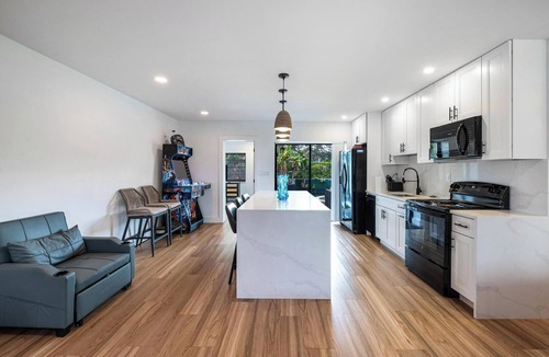 Imperial Point House | 3-bedroom Pool BBQ Outdoor TV Arcade Close to Beach