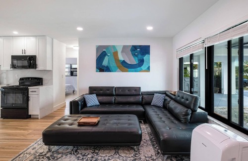 Imperial Point House | 3-bedroom Pool BBQ Outdoor TV Arcade Close to Beach