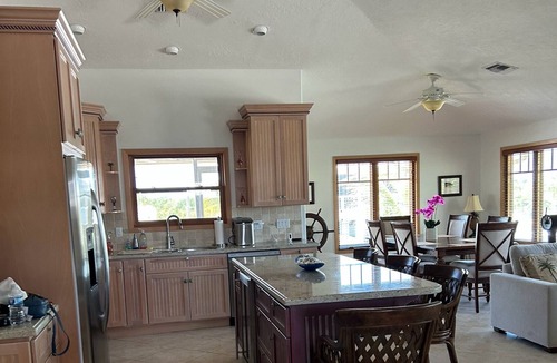 Doctor's Arm House | 3-bedroom waterfront. Cable-WiFi, AC, Hot tub, Dock. Book for Winter 2026-27 !