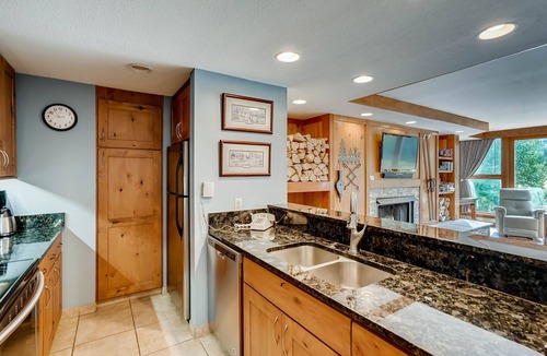 Lakeside Village Condo | 3 BR Decatur 1779-Minutes to Conf Center & Slopes!