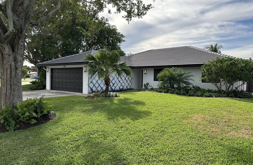 Delray Beach House | 3 BR Pet-friendly House with Pool near Golf Course, downtown & beaches.