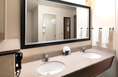 Rio Grande Hotel | 3 Modern Units | Explore Downtown Attractions | Free Breakfast, Parking, & Pool