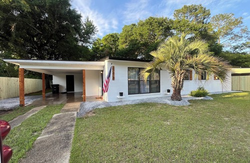 Southeast Pensacola House | 3bed 2bath house, 10 minutes to airport, 18 minutes to the Pensacola beach.