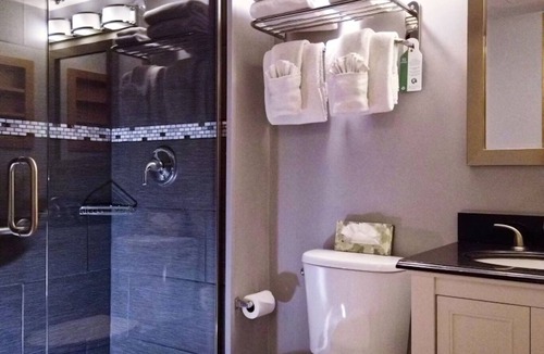 Avon Hotel | 3BR-3BA. Slps 8. Short walk to Lake Nottinging. Incl 7.3 and 7.4. FIREWORKS!