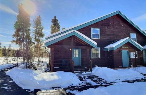 Leadville Cabin | 3BR Log Cabin in the Pines | Sleeps 6 | Fireplace