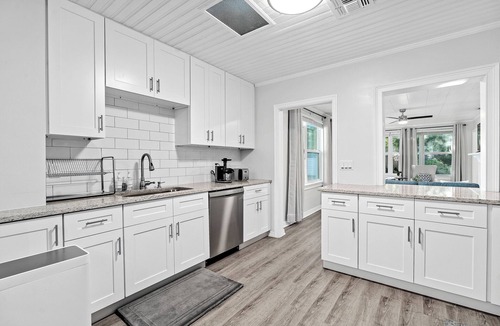 Lake Davis - Greenwood House | 3BR luxury villa w/large outdoor spaces [10min to all hospitals & downtown]