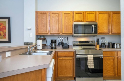 Bellavida House | 3BR Townhome with Pool, BBQ & Resort Amenities near Disney