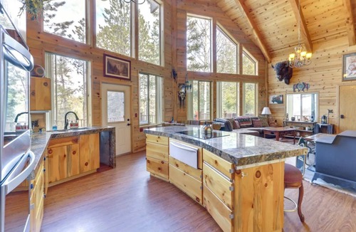Duck Creek Village Ski Chalet | 4-bedroom chalet in amazing Duck Creek Village with wrap around decks