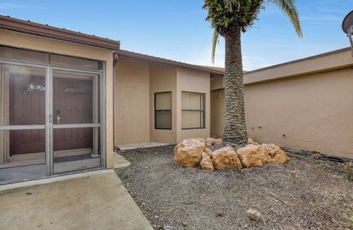Jog Road House | 4-bedroom house in welcoming Wellington with AC