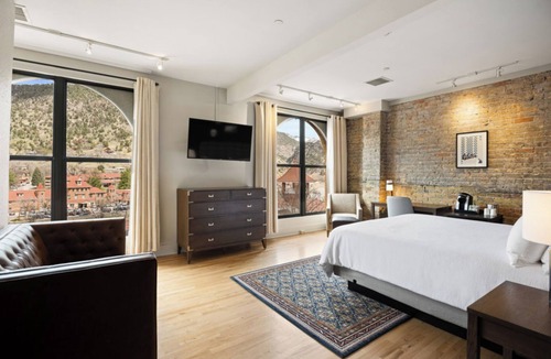 Glenwood Springs Hotel | 4 Modern Suites | Near Downtown, Parks & Dining | Glenwood Springs