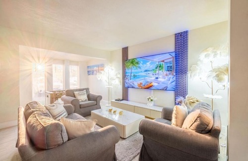 Hollywood Lakes House | 4BR Hollywood Villa 3 min to Beach, Heated 12-Person Jacuzzi, Game Room and BBQ
