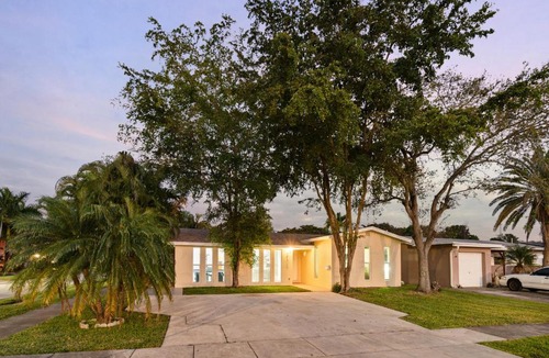 Hollywood Lakes House | 4BR Hollywood Villa 3 min to Beach, Heated 12-Person Jacuzzi, Game Room and BBQ