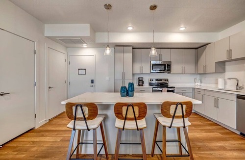 Draper Apartment | 4th Fl Corner Unit w/Hot tubs, Gym, & Clubhouse