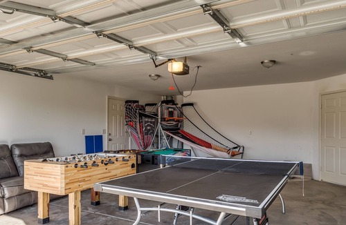 La Verkin House | 5 King beds, 3 bunk beds, sleeps 19+, foosball, ping pong, Fast 100 mbps WiFi