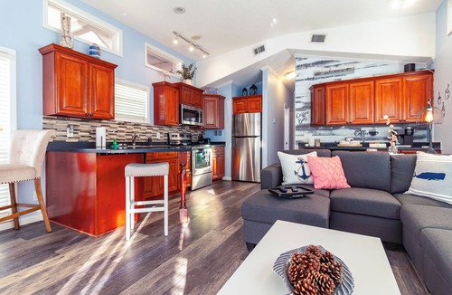 Bainbridge House | 5-Star/2-BR Boathouse Fully Remodeled-Directly on the Flint River w/Amazing Deck