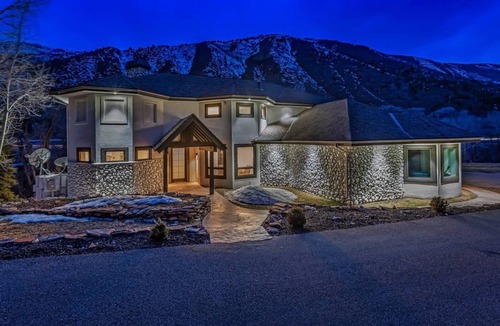 Basalt House | 5BR waterfront home w/scenic views & backyard
