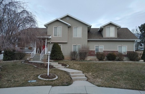 Salem House | 6-bedroom, 3 bath house with AC, WiFi. 30 min to ski slopes. 3 hrs to Zion.