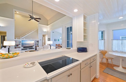 Seaside House | 6 Houses to Beach in Seaside, Screened Porch, Steps to Restaurants + 2 Bikes!